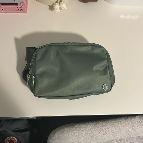 Lululemon Belt Bag (large) - Picture 1 of 3